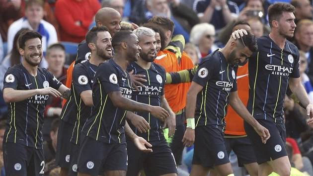 Fotbalist Manchesteru City oslavuj trefu Rijada Mahrze.