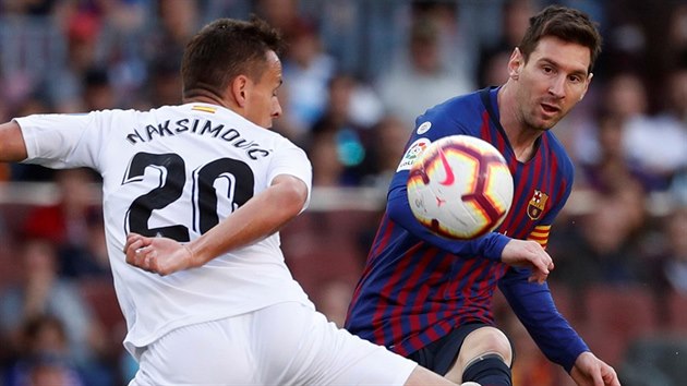 Barcelonsk Lionel Messi (vpravo) a Nemanja Maksimovi z Getafe