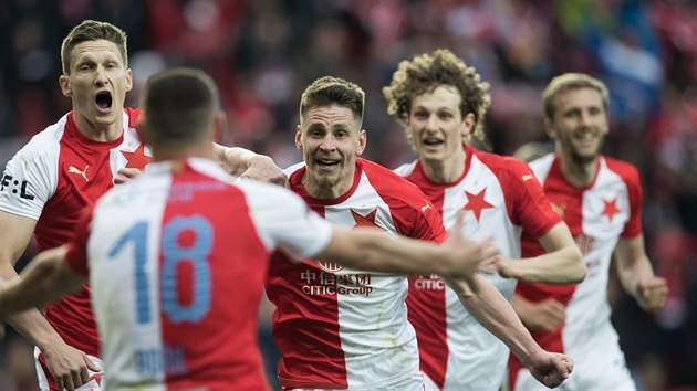 Fotbalist Slavie se raduj z glu Luke Masopusta proti Plzni.