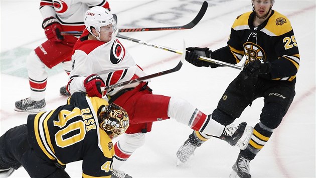 Tuukka Rask, brank Bostonu, v kolizi s Haydnem Fleurym z Caroliny