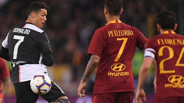 Cristiano Ronaldo, hvzda Juventusu, se sna zahrt patou v utkn proti AS m.