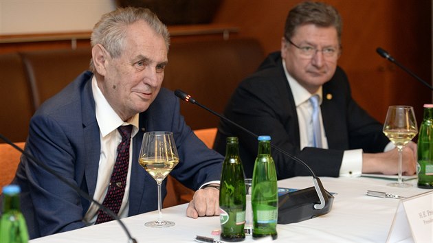 esk prezident Milo Zeman (vlevo) a prezident Hospodsk komory Maarska Lszl Parragh debatovali v Budapeti se zstupci podnikatel. (14. kvtna 2019)