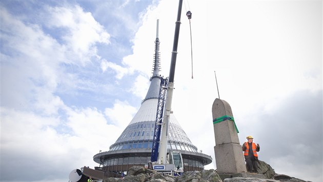Skoro tři tuny vážící obelisk potřebuje opravu.