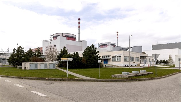 Kontejnment (schránka reaktoru) va jaderné elektrárně Temelín. V popředí první blok elektrárny.
