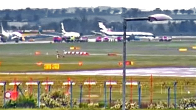 Letištní hasiči zasahují u nehody dvou letadel aerolinek Smartwings v pražské Ruzyni. (17. května 2019)