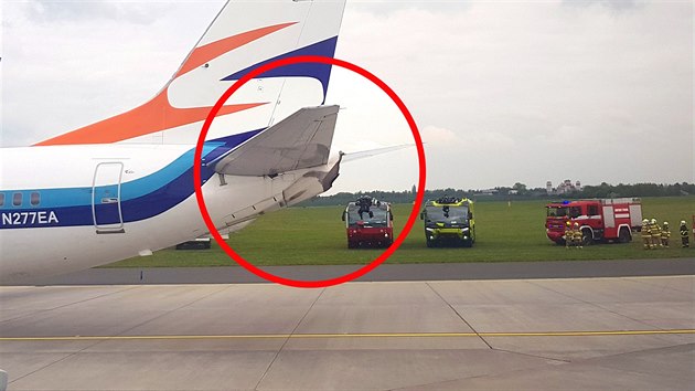 Na letišti v Praze-Ruzyni se při pojíždění srazila dvě letadla firmy Smartwings. Jeden boeing zavadil křídlem o konec trupu druhého. (17. května 2019)