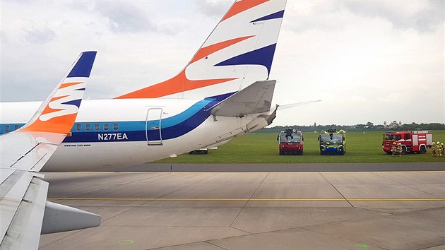 Na letišti v Praze-Ruzyni se při pojíždění srazila dvě letadla firmy Smartwings. Jeden boeing zavadil křídlem o konec trupu druhého. (17. května 2019)