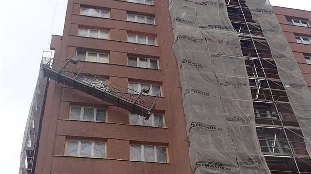 Stavební plošina se mezi sedmým a osmým patrem zasekla a velmi nebezpečně naklonila. (15. května 2019)