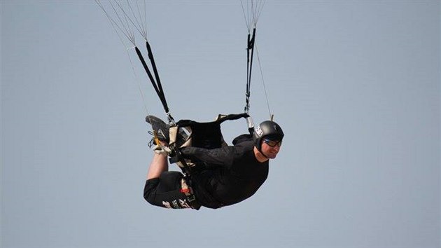 Mark Rahbani při závodech canopy piloting (swooping)