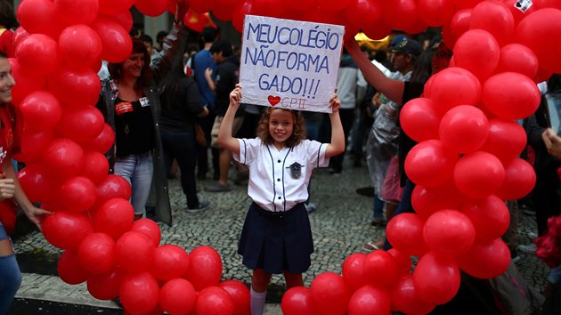 Brazilci vyli do ulic na protest proti sniovn sttnch vdaj ve kolstv. (15. kvtna 2019)