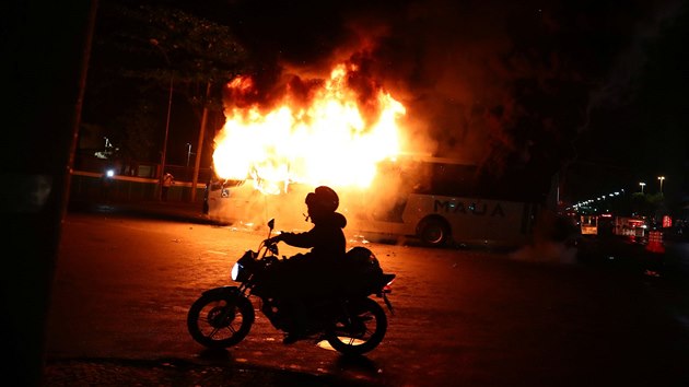 Brazilci vyli do ulic na protest proti sniovn sttnch vdaj ve kolstv. (15. kvtna 2019)