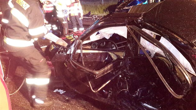 Řidič BMW přejel do protisměru a střetl se s Volkswagenem Tiguan. (15. května 2019).