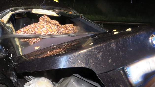 Muž a žena ve Volkswagenu Tiguan vyvázli z nehody u Kamenného Újezdu s lehkými zraněními. Ve zdemolovaném BMW zahynul řidič.
