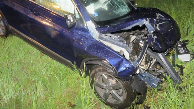 Muž a žena ve Volkswagenu Tiguan vyvázli z nehody u Kamenného Újezdu s lehkými zraněními.