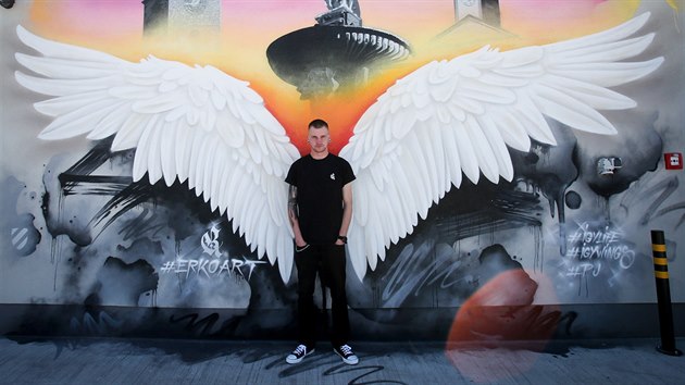 Martin Rájek stojí před svým graffiti, které vytvořil na střeše českobudějovického IGY.