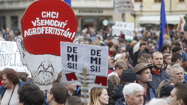 Demonstranti ji potet zaplnili Staromstsk nmst. Na transparentech kritizuj jak ministryni spravedlnosti Marii Beneovou, tak premira Andreje Babie. (13. kvtna 2019)