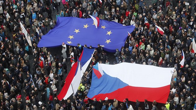 Demonstranti pinesli na Staromstsk nmst vlajky esk republiky a Evropsk unie. (13. kvtna 2019)