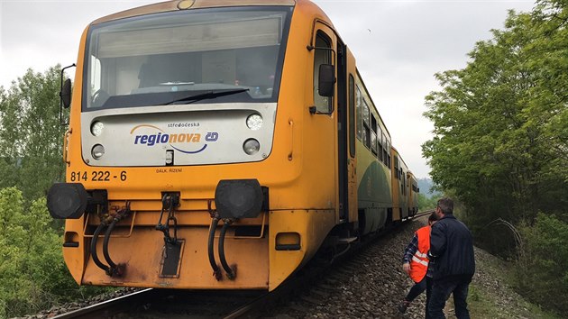 Souprava Regionova najela do kamen nastraenho na trati mezi praskmi zastvkami Brank a Modany. (16. kvtna 2019)