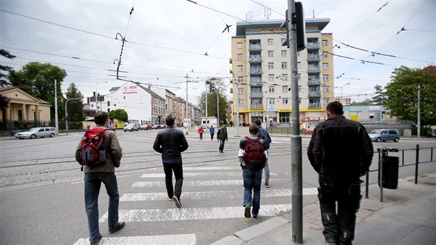 Dopravn trojhelnk u brnnsk zastvky Semilasso je pro nevidom non mrou. Pes Kosmovu ulici mus pejt po patnct metr dlouh zebe bez vodcch ps.