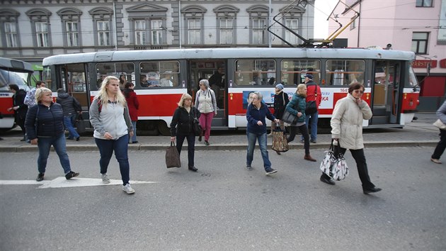 Dopravn trojhelnk u brnnsk zastvky Semilasso je pro nevidom non mrou. Aby se dostali od tramvaje nebo k tramvaji, mus pejt silnici a asto tak klikuj mezi auty.