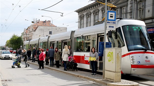 Dopravn trojhelnk u brnnsk zastvky Semilasso je pro nevidom non mrou. Aby se dostali od tramvaje nebo k tramvaji, mus pejt silnici a asto tak klikuj mezi auty.