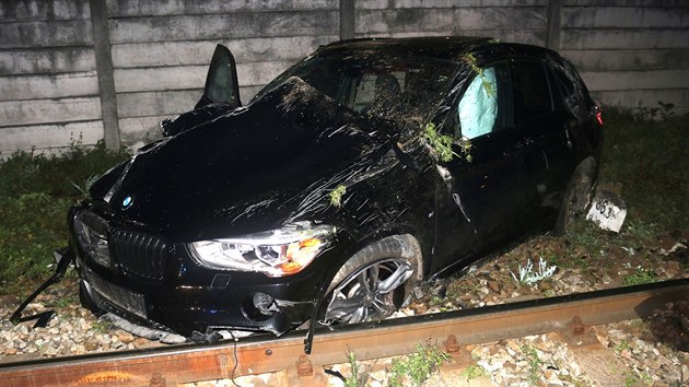 ern BMW pi niku ped rakouskmi policisty havarovalo v Beclavi. idi kradenho vozu z msta zmizel.