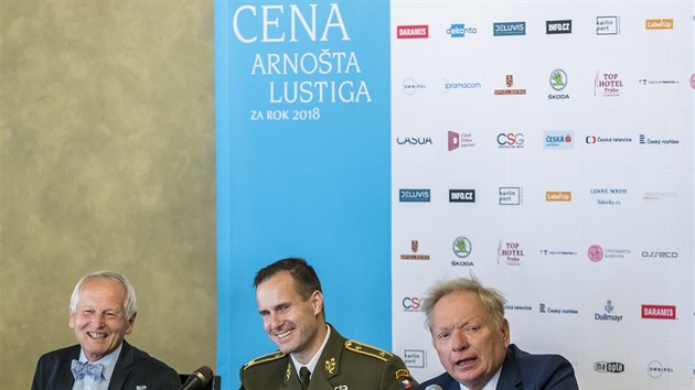 Cenu Arnota Lustiga za statenost pevzal generl Karel ehka, na snmcch spolen s lkaem Janem Pirkem (vlevo) a advoktem Pavlem Smutnm (vpravo). (16. kvtna 2019)