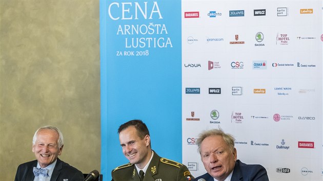 Cenu Arno�ta Lustiga za state�nost p�evzal gener�l Karel �ehka, na sn�mc�ch spole�n� s l�ka�em Janem Pirkem (vlevo) a advok�tem Pavlem Smutn�m (vpravo). (16. kv�tna 2019)