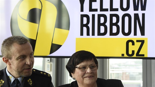 Ministryn spravedlnosti za ANO Marie Beneov (vpravo) a generln editel Vzesk sluby Petr Dohnal (vlevo) na tiskov konference k zahjen tvrtho ronku bhu se lutou stukou Yellow Ribbon Run. (14. kvten 2019)