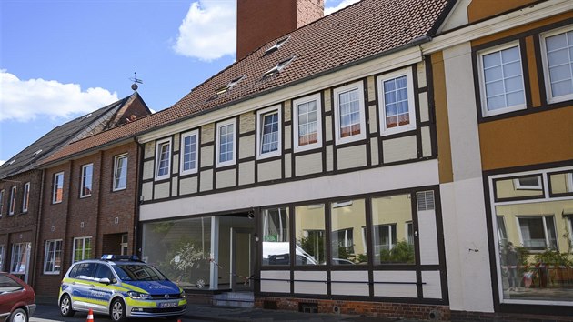 Policie před domem v severoněmeckém městě Wittingen, kde se našly dvě ženy usmrcené kuší (13.5.2019)