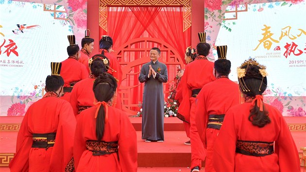 Jack Ma se zastnil hromadnho svatebnho obadu svch zamstnanc.