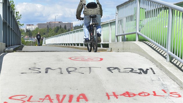 Lvka pes eku Mi, kter spojuje truncovy sady a trninkov arel plzeskho klubu v Lun. Ped zpasem o titul na Slavii odnesla dn  vandal.