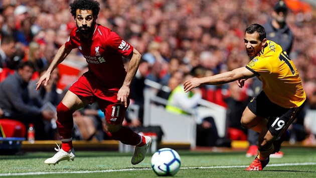 Liverpoolsk Mohamed Salah (vlevo) unik Jonny Castrovi z Wolverhamptonu v utkn Premier League.