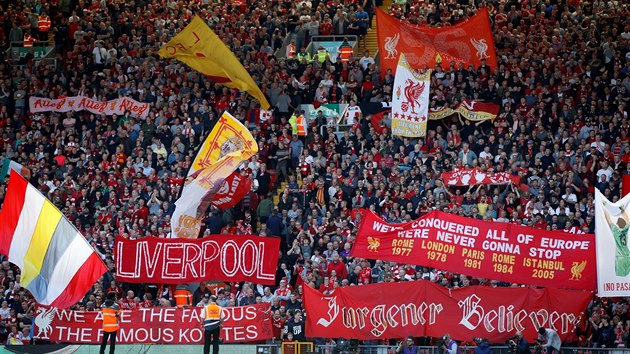 Pohled na jednu z tribun stadionu Anfield v Liverpoolu bhem zvrenho kola Premier League.