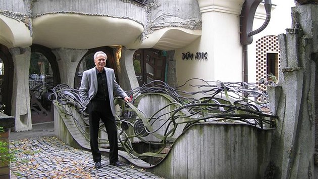 Václav Hrubý, ředitel hotelového zařízení Zámek Štiřín, před stylizovaným vchodem do domu Atis