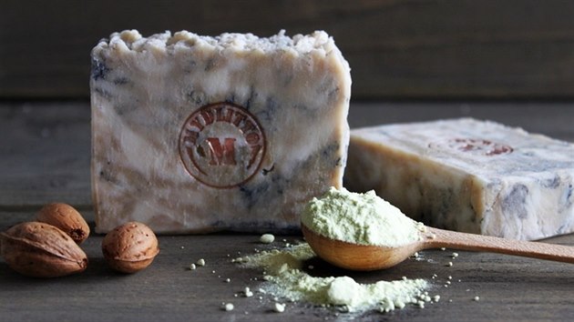 �Na�e m�dla jsou p�ipravovan� metodou za tepla, co� znamen�, �e je skute�n� va��me a v�sledek se dostav� ihned,� vypr�v� La�ka.