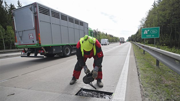 Pracovníci začali o víkendu v úseku mezi Humpolcem a Větrným Jeníkovem s nutnými opravami povrchu D1. Kompletní modernizaci úseku zahájí na konci května.