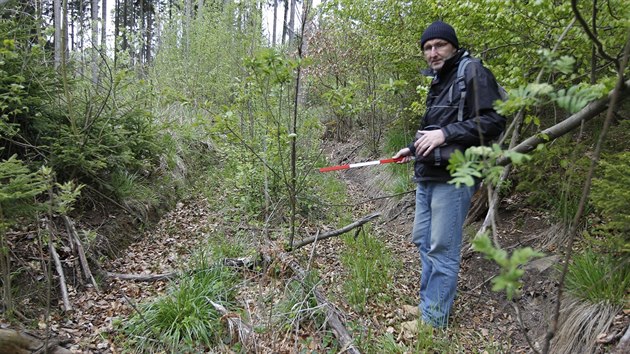 Vedouc archeologickho oddlen Muzea Vysoiny David Zimola u Rantova, na mst, kde byl stedovk hornick nhon nejvce ponien. Po zplanrovn nyn pipomn spe cestu. A obas ani tu ne.