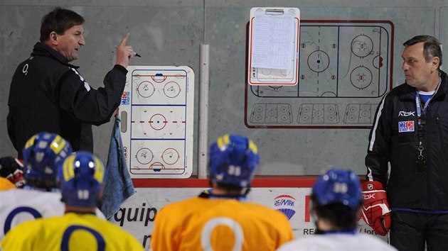 Hlavn� kou� Alois Hadamczik a jeho asistent Josef Pale�ek (vpravo) vedou tr�nink n�rodn�ho t�mu ve sportovn�m centru Sportplexe v kanadsk�m Montrealu.