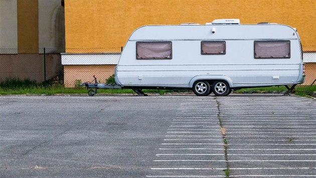 V Masarykovch kasrnch v pondl rno stlo pt aut a jeden karavan.