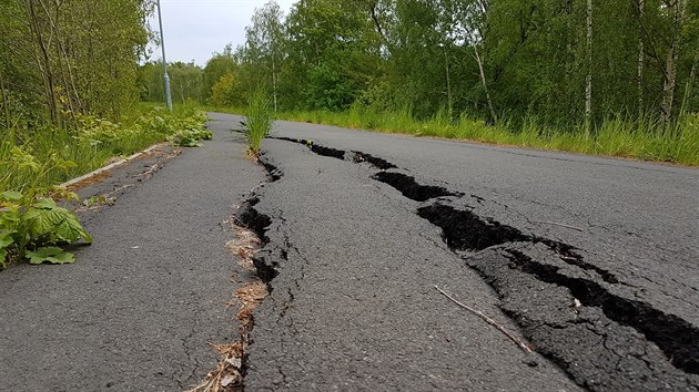 Na stezkch v rekreanm arelu Nov Zlu se u nkolik let objevuj nebezpen trhliny.