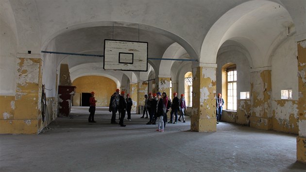 Csask vojensk zbrojnice byla jednm z nejhonosnjch objekt v Terezn. Pvodn byl v kadm pate jen jeden jedin obrovsk pes sto metr dlouh sl. Teprve armda ve 20. stolet jednolit prostor rozdlila na mnoho mstnost. Mimo jin zde vzniklo tak kino a obrovsk tlocvina.