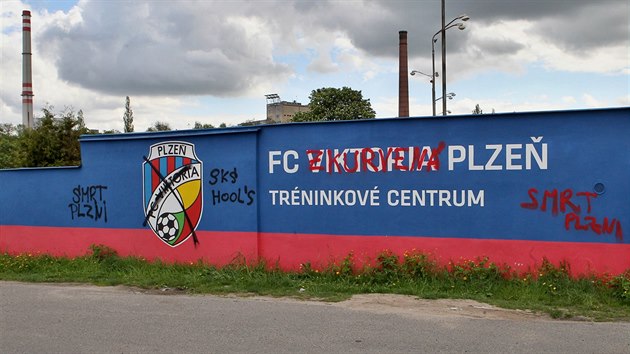 Trninkov arel fotbalov Plzn v Lun ulici  Plzni poniili vandalov.