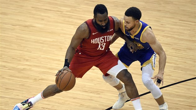 James Harden z Houstonu u me, brn ho Stephen Curry z Golden State.