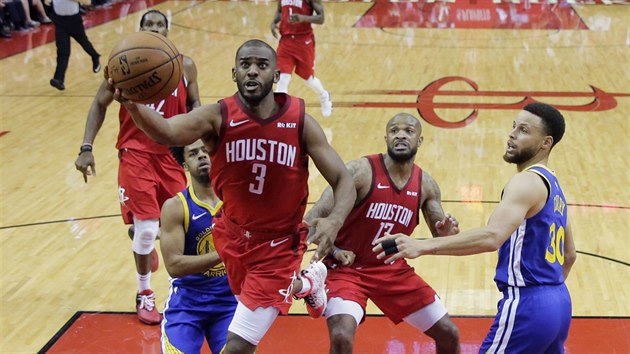 Chris Paul z Houstonu zakonuje v utkn proti Golden State.