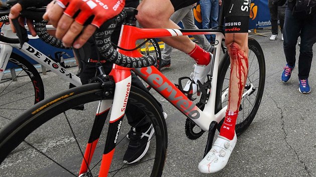 Krvav zrann Toma Dumoulina, kter ml ve tvrt etap Gira d'Italia nehodu.