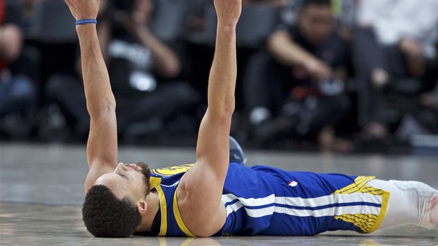 Stephen Curry z Golden State Warriors po faulu.