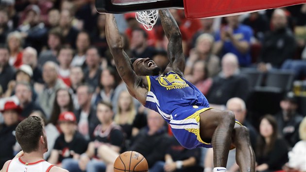 Jordan Bell z Golden State Warriors smeuje v utkn proti Portlandu.