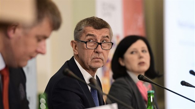 Ministr zahrani Tom Petek, premir Andrej Babi a eurokomisaka Vra Jourov (zleva) vystoupili v ernnskm palci v Praze na konferenci Patnct let esk republiky v EU. (16. kvtna 2019)