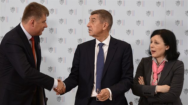 Ministr zahrani Tom Petek, premir Andrej Babi a eurokomisaka Vra Jourov (zleva) se zastnili v ernnskm palci v Praze konference Patnct let esk republiky v EU. (16. kvtna 2019)